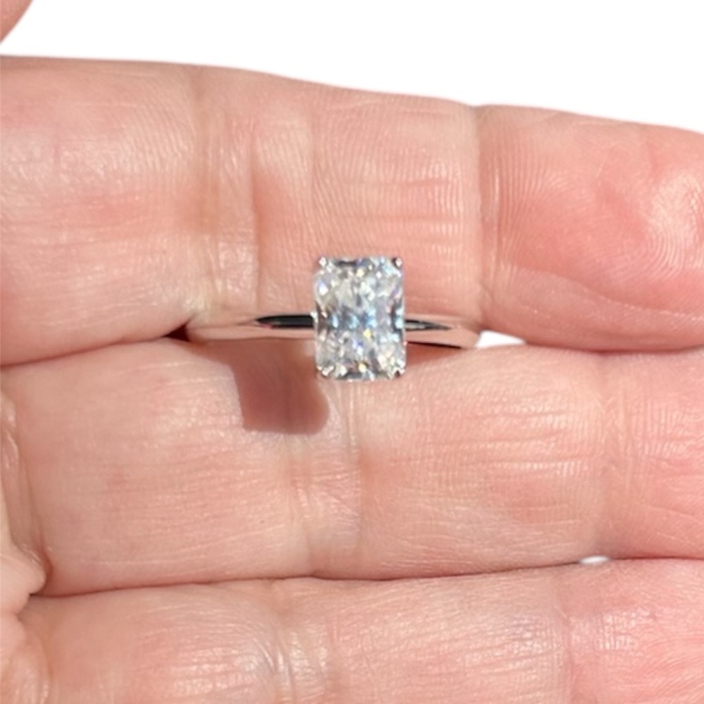 New GRA Certified Brilliant Cut Moissanite Diamond Ring, 2 carats. - Picture 3 of 7